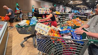 צרכנים נוהרים לסופר, צילום: SPAR